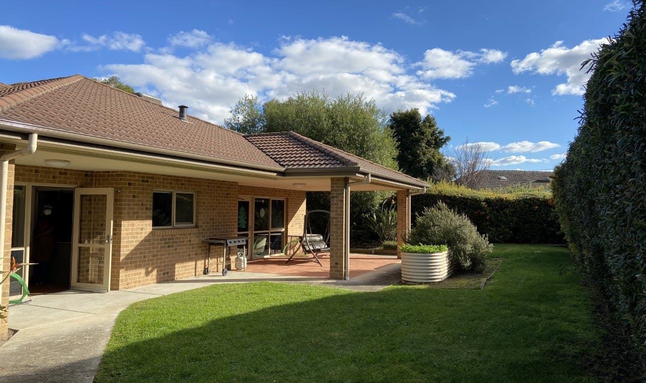 Image: Accommodation Vacancy - Ardgower Road, Noble Park - Beautiful sun-filled yard with shaded hedge