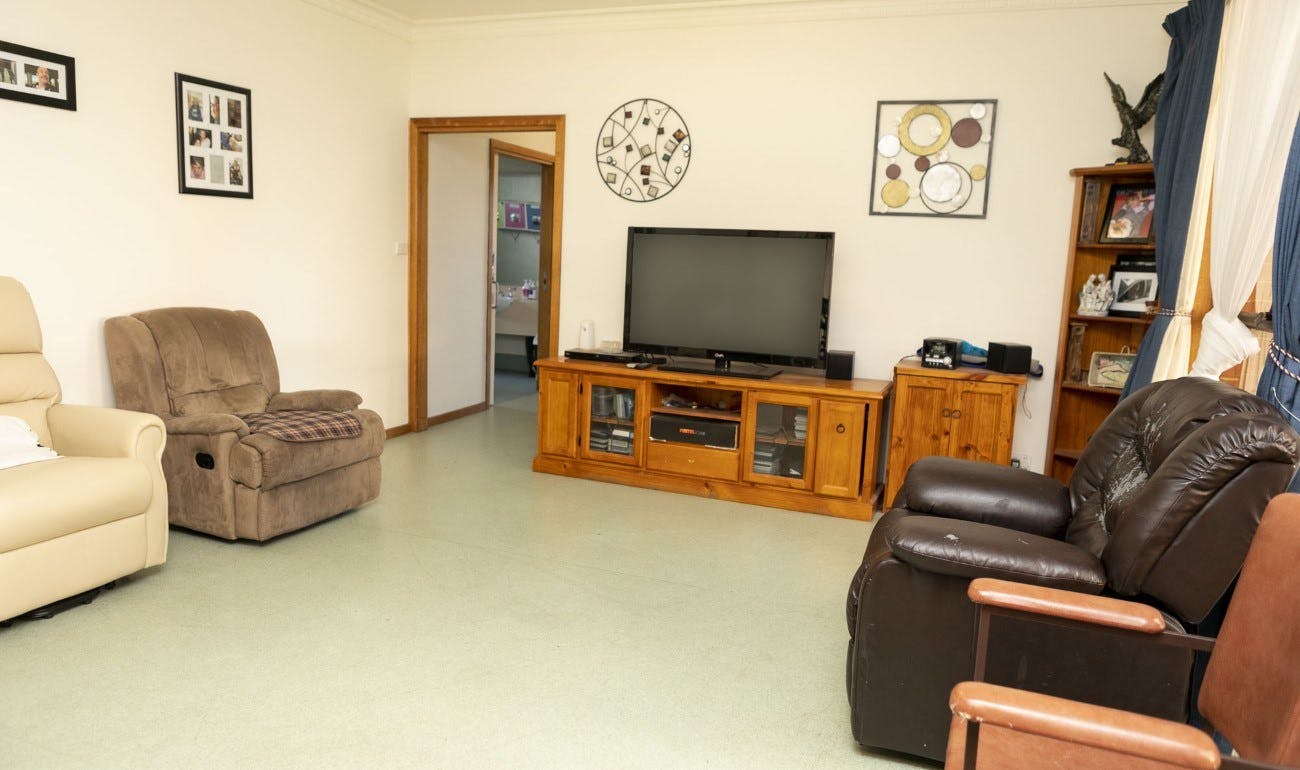 Accommodation Vacancy - Cahill St, Brookfield -  Cosy living area