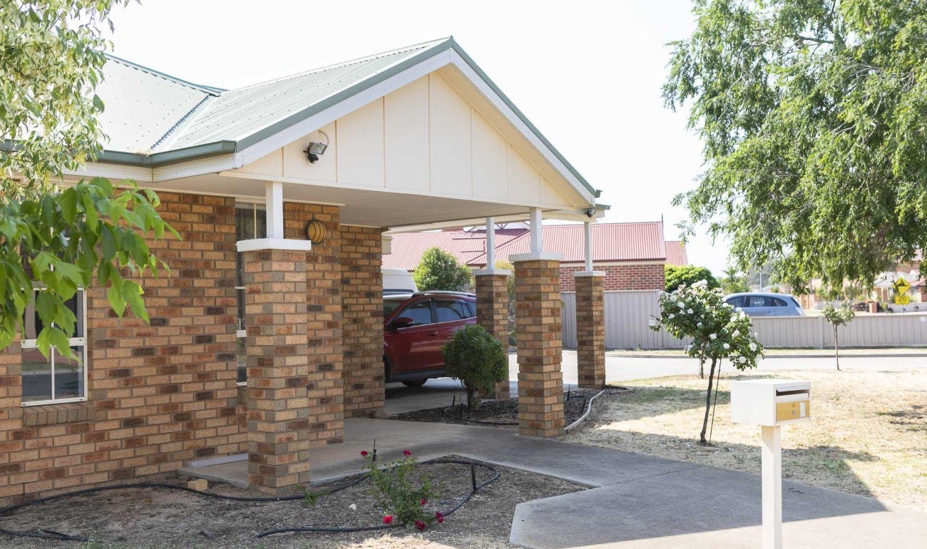 Yooralla - Accommodation Vacancy - Cobram -  Outdoor view from street, beautiful shaded entrance with front garden.