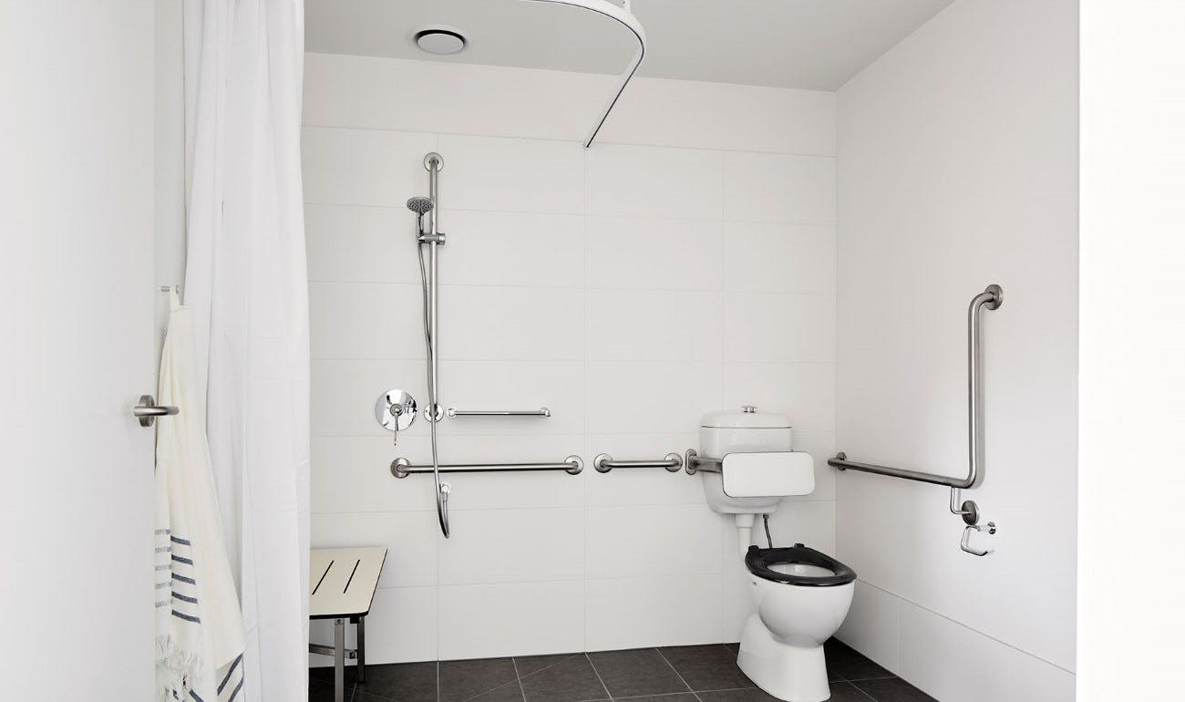 Accommodation Vacancy -  Melbourne, CBD - Accessible Bathroom